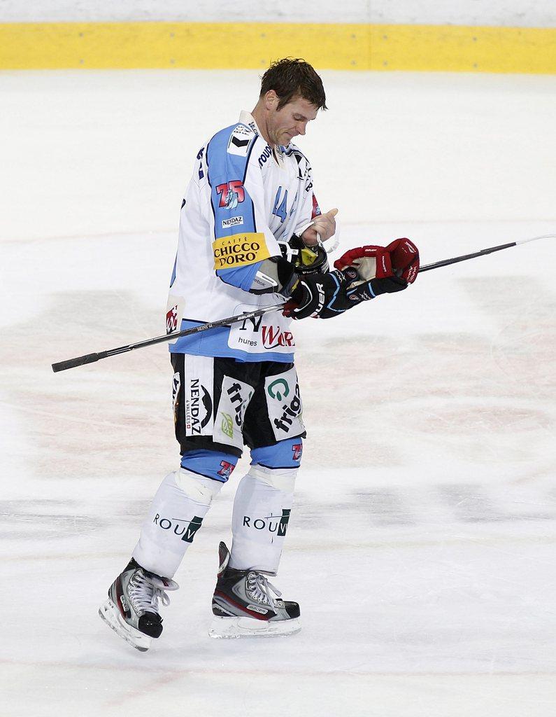 Fribourgs Shawn Heins faehrt nach einer Pruegelei zur Strafbank, waehrend dem Eishockeypspiel der National League A zwischen dem SC Bern und dem HC Fribourg-Gotteron am Samstag, 15. September 2012, in der PostFinance Arena in Bern. [KEYSTONE - Peter Klaunzer]