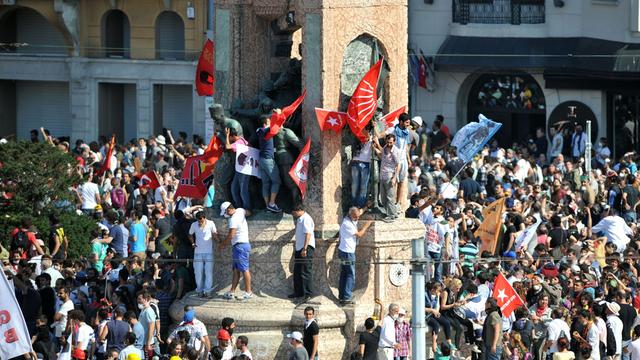 Ce samedi, des milliers de personnes occupent la place Taksim, après le retrait de la police turque ordonné par le gouvernement. [Ozan Kose]