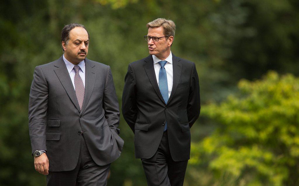 Le ministre allemand des Affaires étrangères Guido Westerwelle (gauche) a rencontré samedi son homologue qatari Khalid bin Mohamed Al-Attiyah. [KEYSTONE - HANNIBAL HANSCHKE]