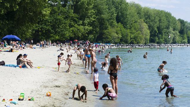 Le retour du soleil annonce la saison des baignades, ici sur la plage de Vidy au bord du Lac Léman. [Jean-Christophe Bott]