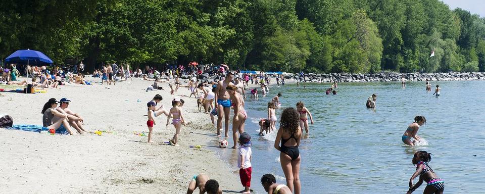 Le retour du soleil annonce la saison des baignades, ici sur la plage de Vidy au bord du Lac Léman. [Jean-Christophe Bott]