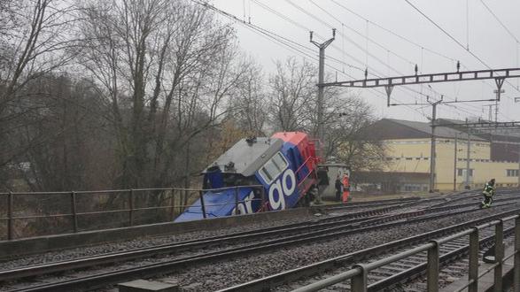 Une locomotive a fini sa course dans la rivière à proximité de la gare de Cossonnay (VD) à Penthalaz.