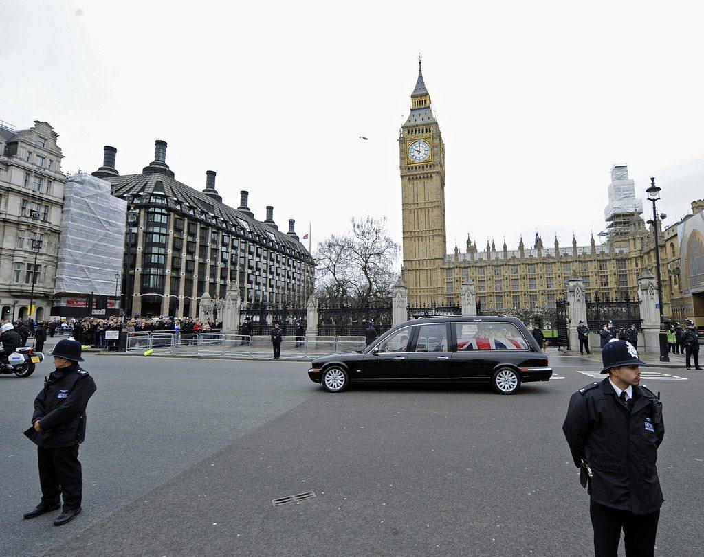 Le corbillard de Margaret Thatcher passe devant Big Ben durant le trajet entre le palais de Westminster et la cathédrale St Paul. [KEYSTONE - GERRY PENNY]