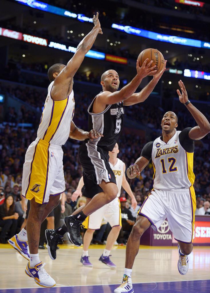 Ca s'annonce "chaud" entre les Spurs de Tony Parker (9) et les Lakers de Metta World Peace et Dwight Howard (12). [KEYSTONE - Mark J.Terrill]