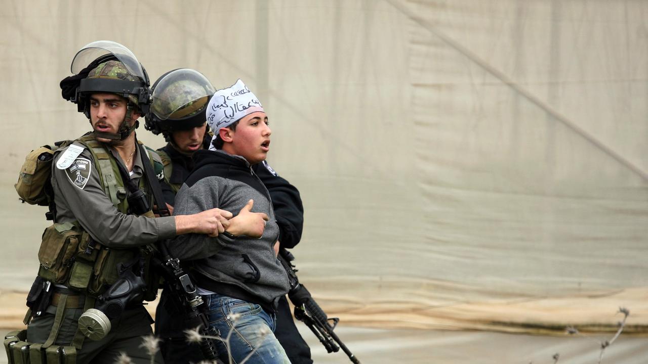 La police des frontières israélienne et un jeune manifestant palestinien.