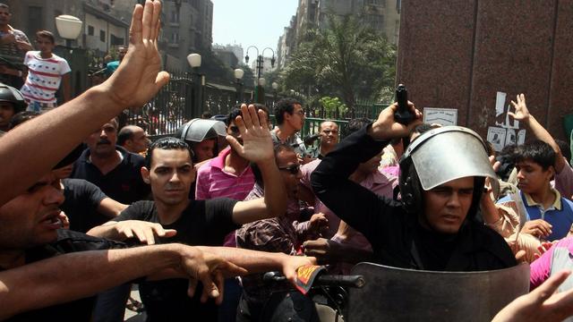 Des pro-Morsi se font attaquer par des opposants au président déchu lors de leur sortie de la mosquée al-Fatah samedi. [EPA/Khaled Elfiqi]