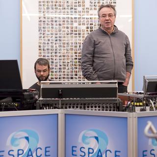 Christophe Esseiva et Pierre-Adrien Sémoroz assurent le direct sur les antennes d'Espace 2 et jonglent entre les satellites. [Alexandre Chatton]