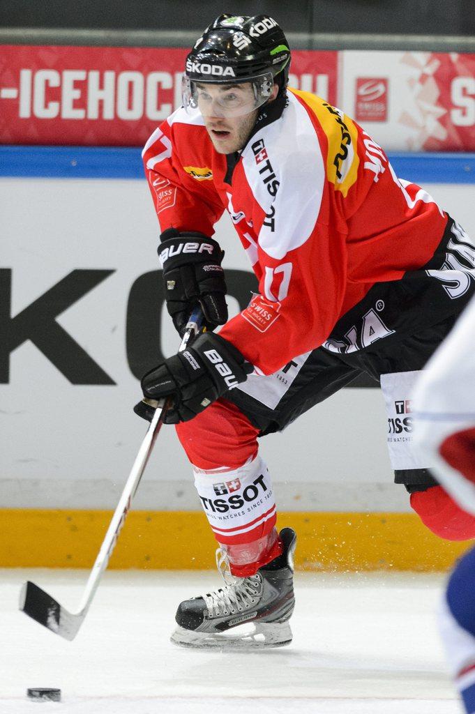 Switzerland's Thibaut Monnet with the puck during an international friendly ice hockey game between Switzerland and France at the Malley ice stadium, in Lausanne, Switzerland, Wednesday, April 10, 2013. (KEYSTONE/Laurent Gillieron) [KEYSTONE - Laurent Gillieron]