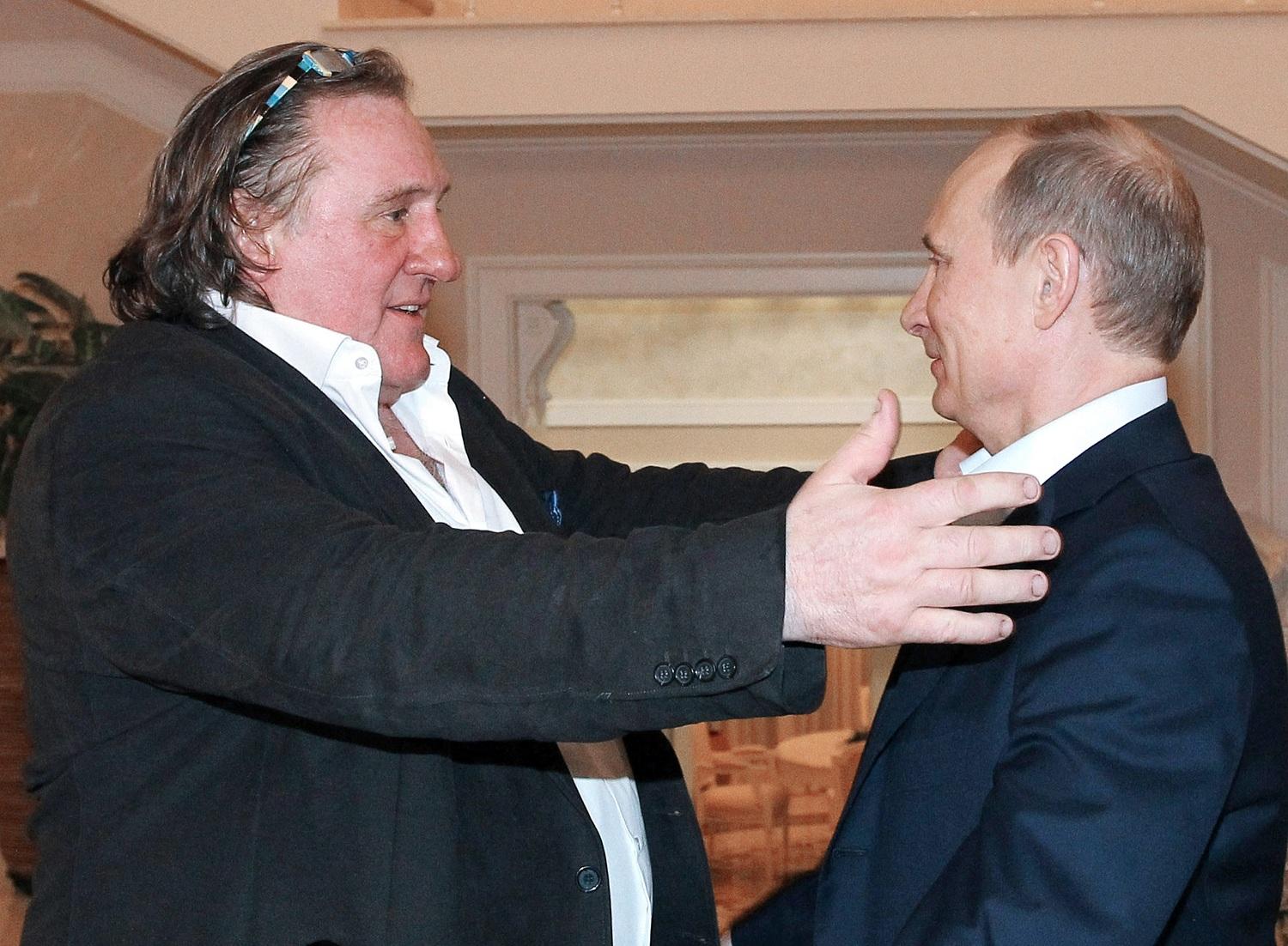Gérard Depardieu échange une accolade avec le président russe Vladimir Poutine et reçoit dans la foulée son passeport russe, le 5 janvier 2013. [Mikhail Klimentyev]