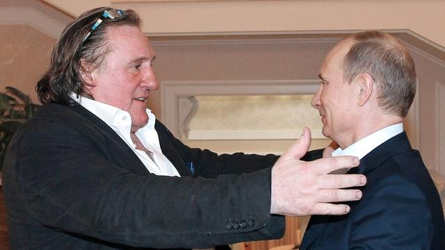 Gérard Depardieu échange une accolade avec le président russe Vladimir Poutine et reçoit dans la foulée son passeport russe, le 5 janvier 2013. [Mikhail Klimentyev]