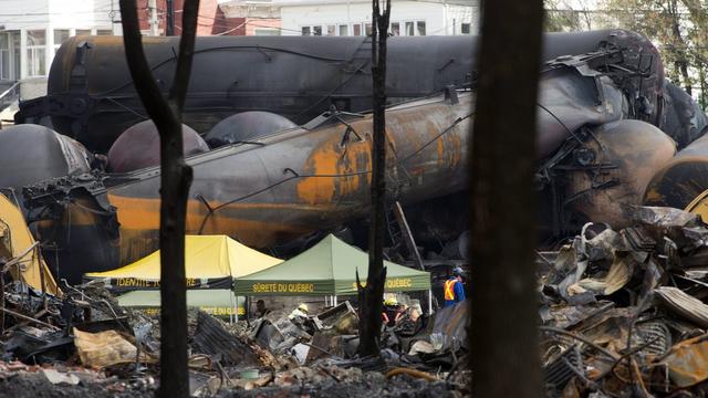 Plus de dix jours après la catastrophe, la zone rouge est toujours fermée au public. [AP Photo/The Canadian Press, Ryan Remiorz]