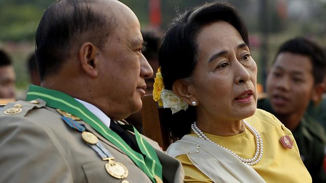 Aung San Suu Kyi aux côtés du général Zaw Win, ce 27.03.2013 à Naypyidaw. [POOL/AFP - Nyein Chan Naing]