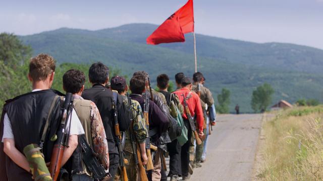 Combattants de l'UCK dans la région de Lapusnik, juin 1999. [Eric Feferberg]