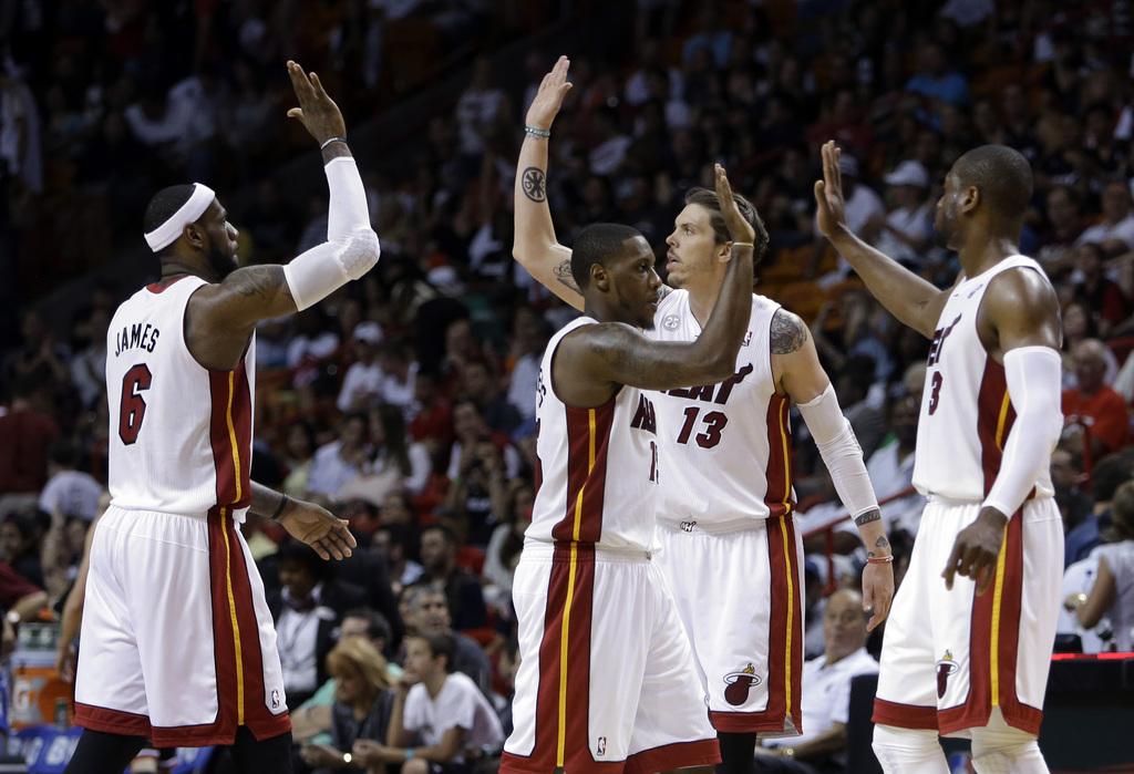 Le Heat de LeBron James (à gauche) a fini la saison régulière avec un bilan de 66 victoires pour 16 défaites. [Lynne Sladky]