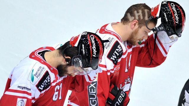En phase finale d'une compétition, les hockeyeurs se laissent souvent pousser la barbe et optent pour des coiffures différentes à l'image de ces deux joueurs lausannois en mars 2011. [Martial Trezzini]