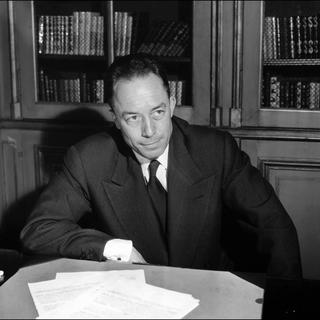 Albert Camus, photographié le 17 octobre 1957, alors qu'il vient de remporter le Prix Nobel de littérature. [AFP - STRINGER]