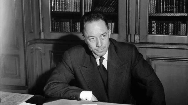 Albert Camus, photographié le 17 octobre 1957, alors qu'il vient de remporter le Prix Nobel de littérature. [AFP - STRINGER]