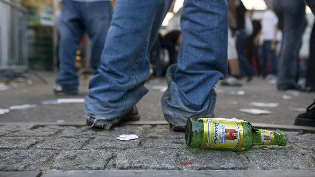 La Suisse a enregistré une baisse de la vente illégale d'alcool aux mineurs en 2012. [Martin Ruetschi]