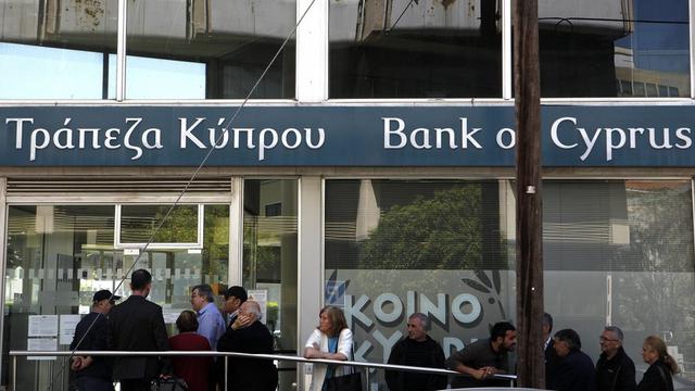 Les Chypriotes attendent la réouverture de leur banque à Nicosie. [Petros Karadjias]