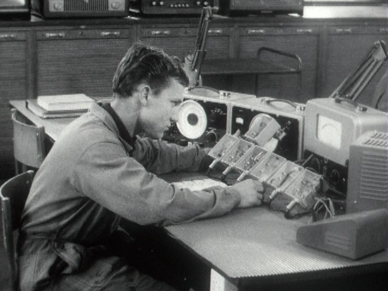 Un jeune apprenti radio-électricien en 1968. [RTS]