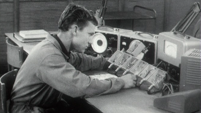 Un jeune apprenti radio-électricien en 1968. [RTS]