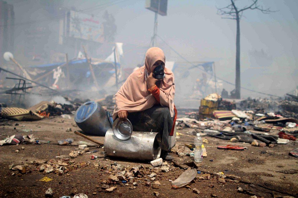Une femme proteste lors de l'évacuation des deux places du Caire. [KEYSTONE - MOSAAB ELSHAMY/EPA]