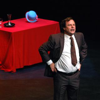 François Rollin sur la scène du théâtre de "La Cigale". [RTS - GF Productions]