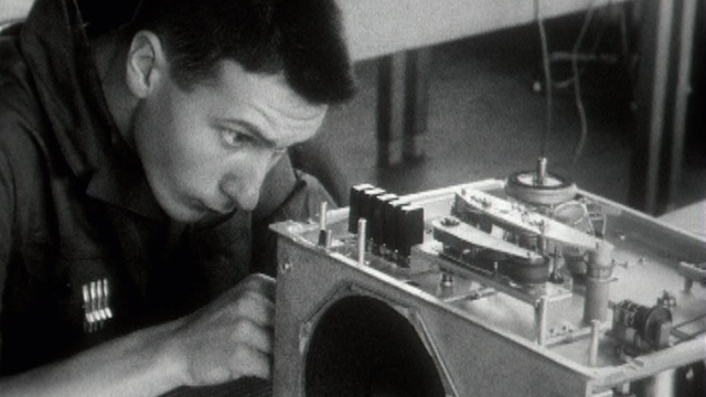 Un jeune apprenti radio-électricien en 1968. [RTS - RTS]