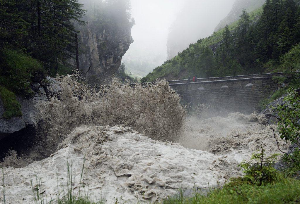 Le niveau de plusieurs rivières est monté brutalement lundi matin, comme ici dans la région de Kandersteg (BE). [Lukas Lehmann]