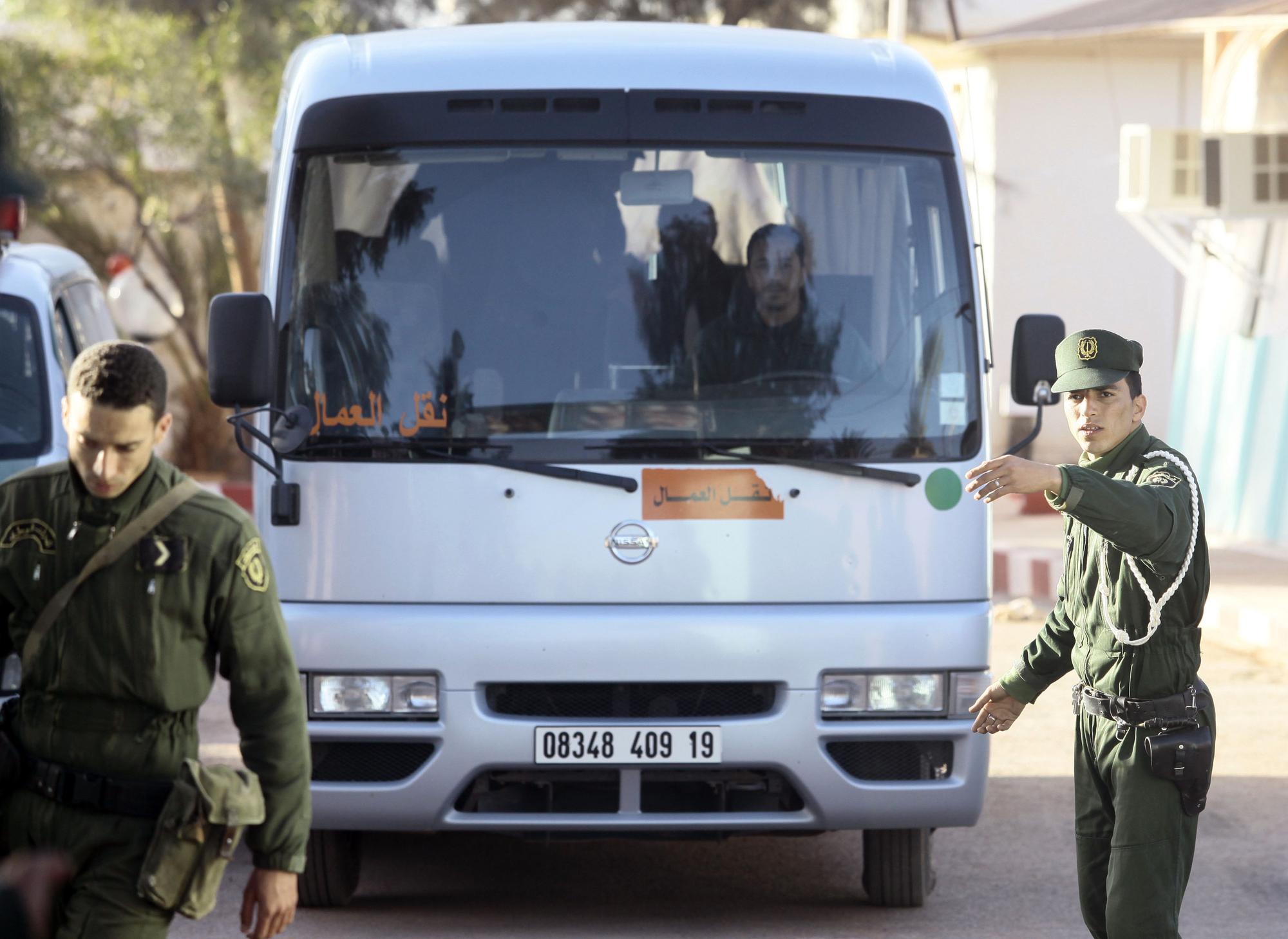 Les forces sécuritaires algériennes escortent un bus transportant samedi des otages libérés à In Amenas. [STR]