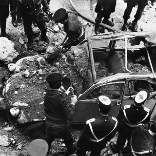 Luis Carrero Blanco, Premier ministre espagnol, a été tué le 20 décembre 1973 à Madrid par quatre membres d'ETA qui font exploser une bombe située dans un tunnel creusé sous la rue au passage de sa voiture. Celle-ci s'envola par-dessus le toit d'un couvent adjacent pour retomber dans sa cour.
