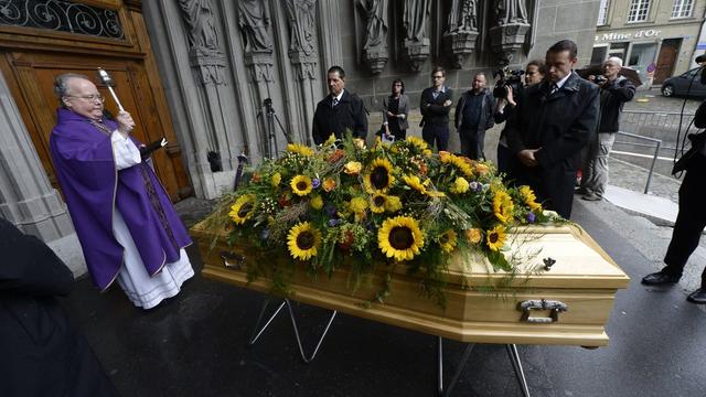 A son arrivée à la cathédrale, le cercueil a fait une halte sur le parvis. [Keystone - Laurent Gilliéron]