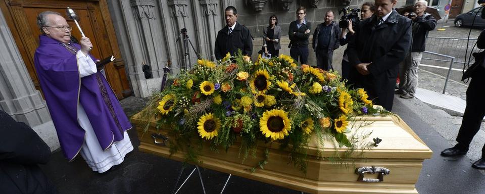 A son arrivée à la cathédrale, le cercueil a fait une halte sur le parvis. [Keystone - Laurent Gilliéron]