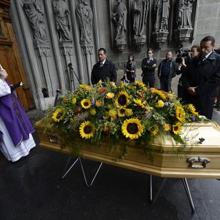 A son arrivée à la cathédrale, le cercueil a fait une halte sur le parvis. [Keystone - Laurent Gilliéron]