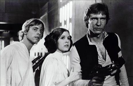 Harrison Ford, alias Han Solo, et sa célèbre arme. [Lucasfilm/20th Century Fox/The Kobal Collection / AFP]