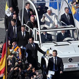 Le pape Benoît XVI a traversé la foule avec sa papa-mobile. [EPA/Alessandro di Meo]