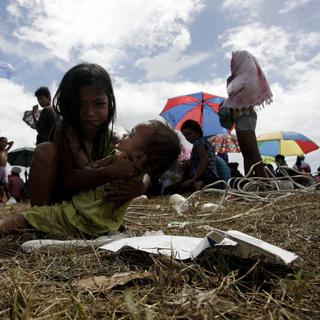 Des habitants de la ville dévastée de Tacloban. [EPA/RITCHIE TONGO]