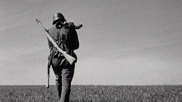 Soldat suisse à la manoeuvre en 1954 [RTS]