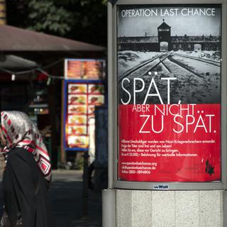 Les affiches montrent une photo de l'entrée du camp d'Auschwitz. [Johannes Eisele]