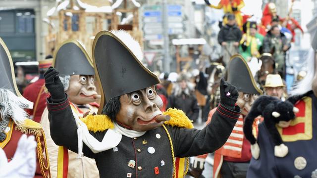 Les Guggenmusik ont défilé à Lucerne jeudi, au premier jour du carnaval. [URS FLUEELER]