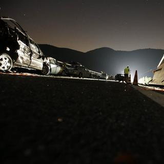 Des automobilistes ont aussi été impliqué dans l'accident de car près d'Avellino, en Italie. [Gregorio Borgia]