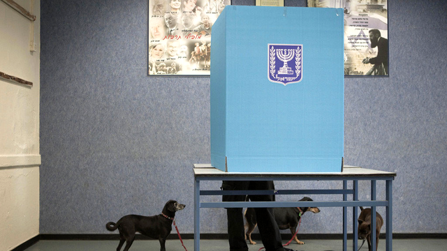 Quelque 5,6 millions d'Israéliens votent pour renouveler leurs 120 députés. [AP/Keystone - Dan Balilty]