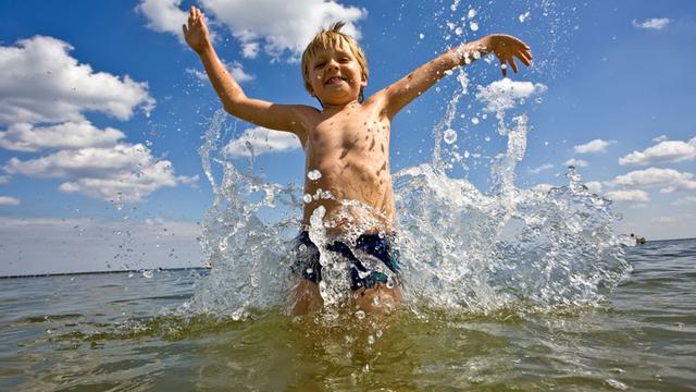 La nage en eau vive est plus risquée qu’en piscine. [Miredi]