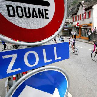 Italie: certains candidats lombards aux élections régionales viennent chercher des électeurs en Suisse. [Denis Emery]