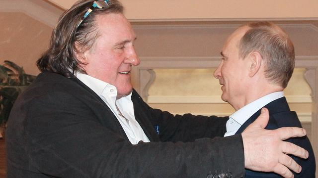 Vladimir Poutine a remis le passeport russe à Gérard Depardieu à Sochi. [Ria-Novosti/AFP - Mikhail Klimentyev]