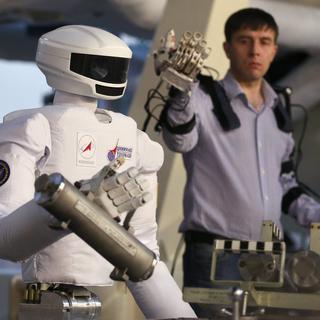 Mercredi 27 novembre: un chercheur russe fait une démonstration du robot SAR-401, qui est destiné à pouvoir travailler dans l'espace. [KEYSTONE - EPA/SERGEI ILNITSKY]