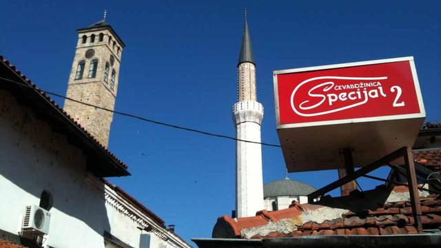 Clocher et minaret dans le vieux Sarajevo. [Fabien Hunenberger]