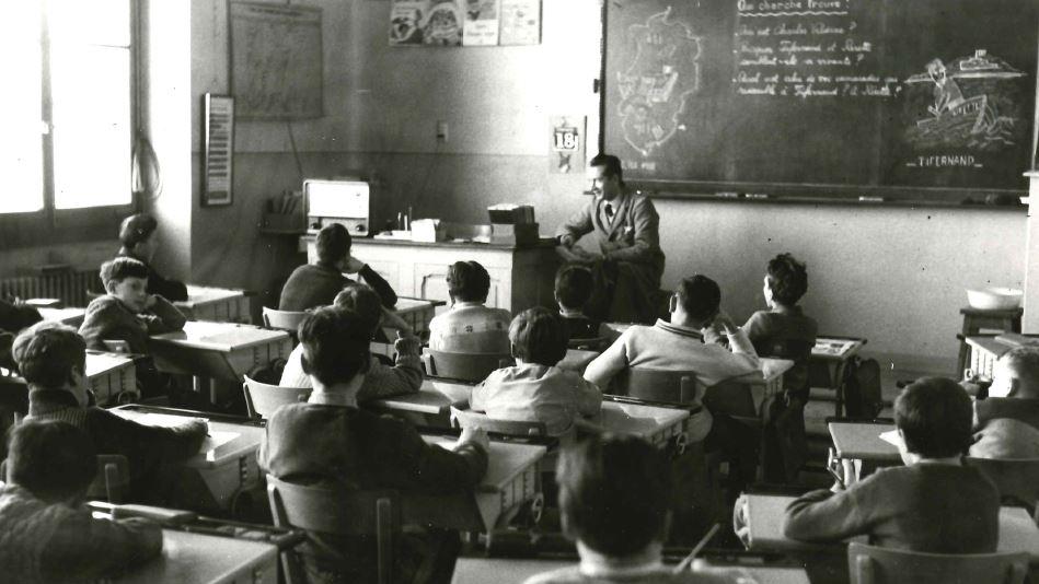 Enfants à l'écoute de l'émission Radioscolaire. [RTS - Murat]