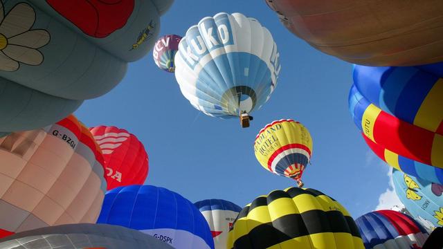 Ballons au-dessus de Château d'Oex en janvier 2006. [KEYSTONE - Andrée Noëlle Pot]