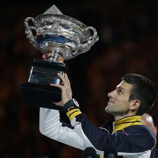 Novak Djokovic soulève pour la quatrième fois le trophée de l'Open d'Australie. [Dita Alangkara]